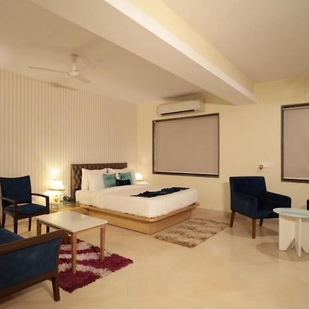 Meritas Seawind Beach Resort, Шривардхан Экстерьер фото
