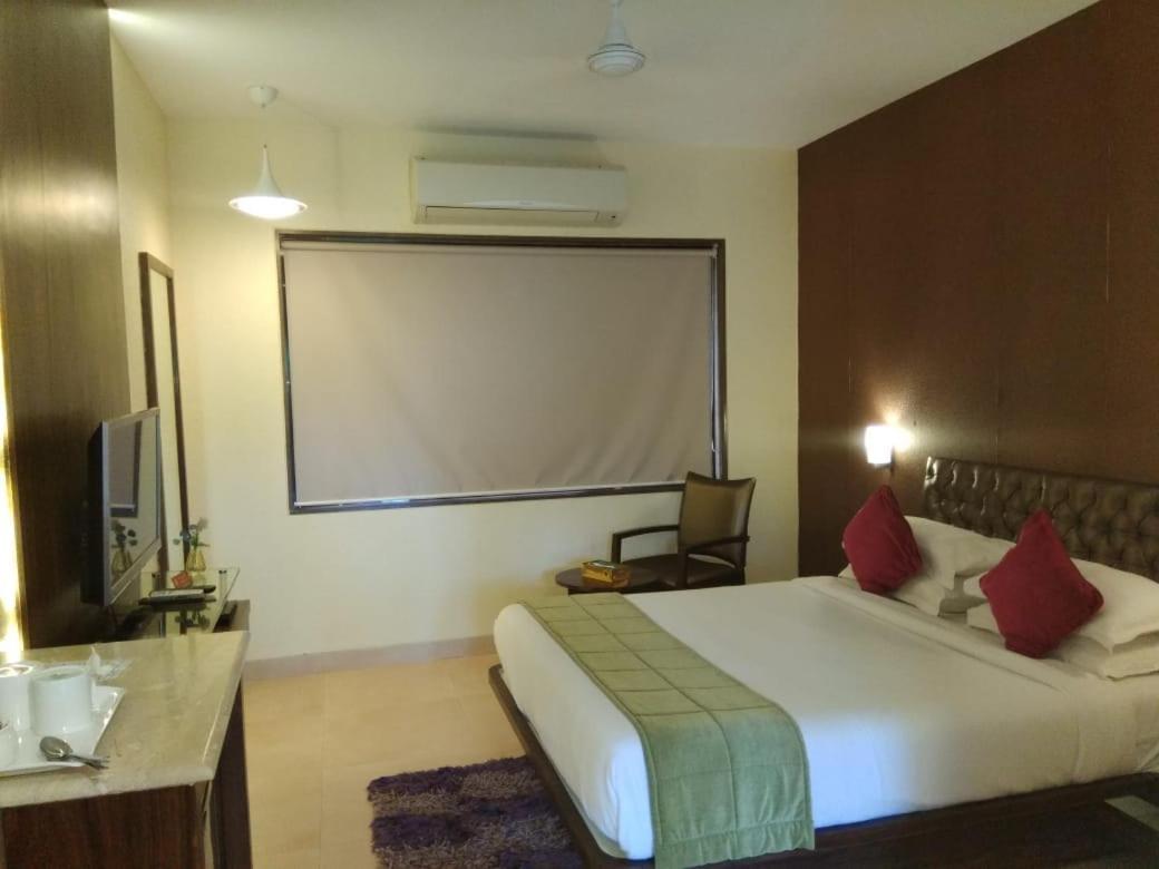Meritas Seawind Beach Resort, Шривардхан Экстерьер фото