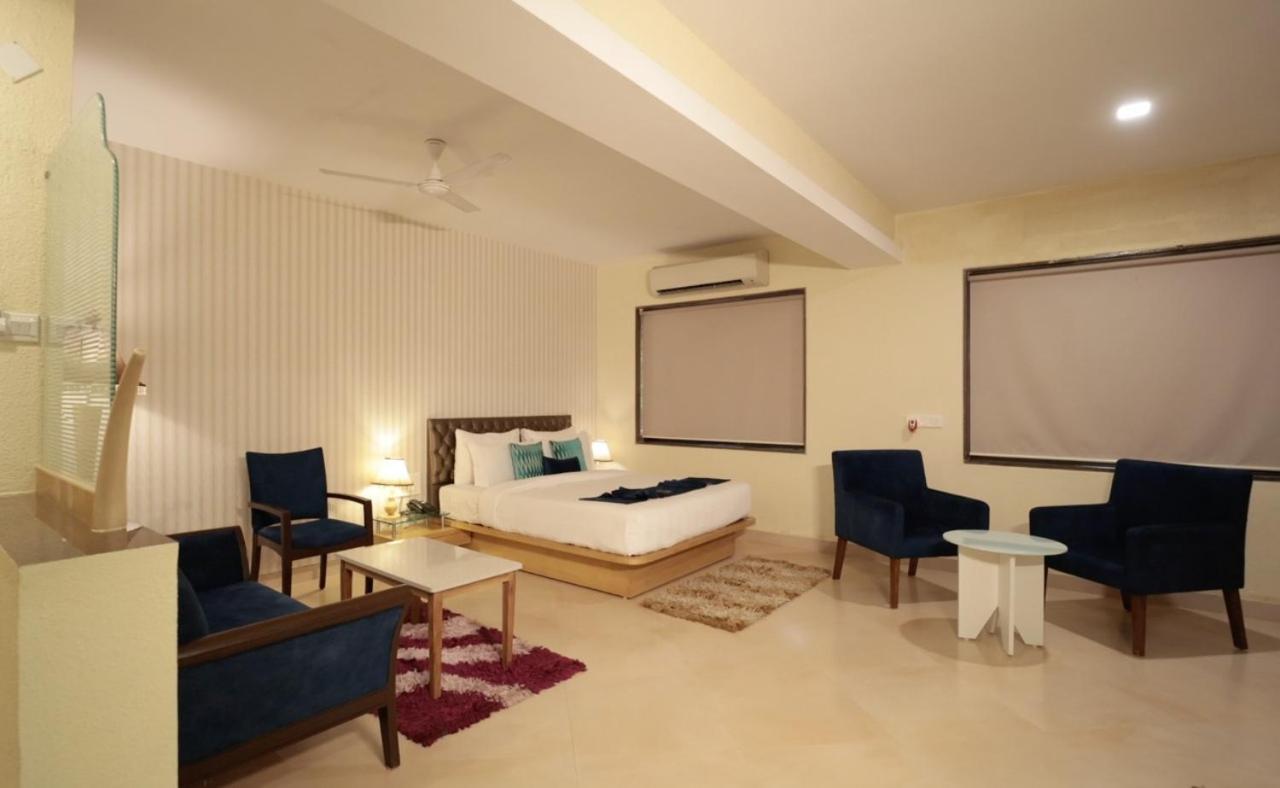 Meritas Seawind Beach Resort, Шривардхан Экстерьер фото